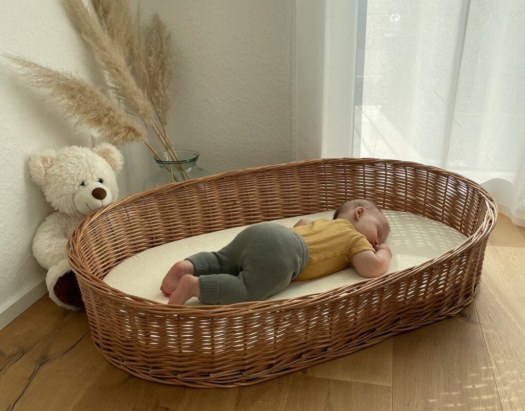 Schlafkorb für Babies aus Weide geflochten