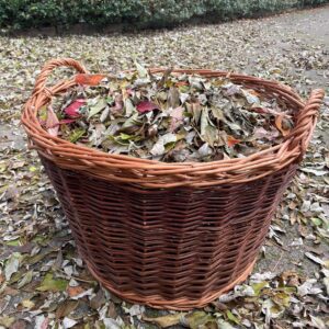 Weidenkorb zum Blätter sammeln - für die Gartenarbeit